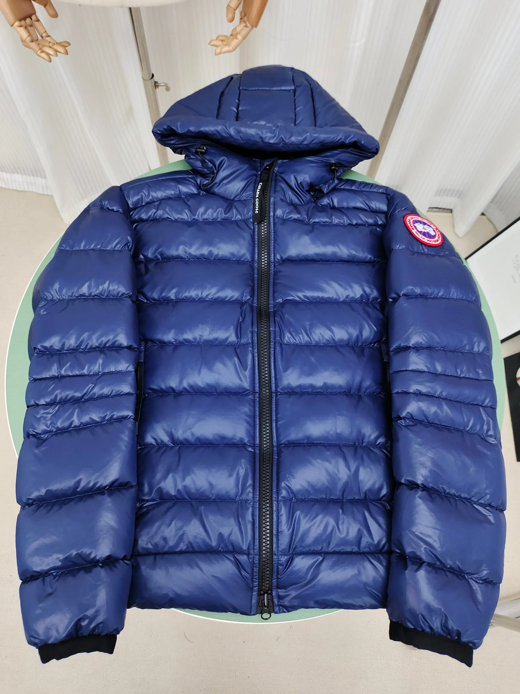 P840 𝘾𝘼𝙉𝘼𝘿𝘼 𝙂𝙊𝙊𝙎𝙀/Canada Goose 2227 thin and light model. It’s super lightweight and doesn’t feel any weight on your upper body at all! Show more temperament‼  Canada Goose, a Canadian brand, has always been recognized as the warmest down jacket. Various Instagram celebrities, Internet celebrities, and celebrities often wear it for street photos. I make Canada Goose every year, but I still can’t get rid of my love for the goose. No matter how cold the winter is, there is no need to be afraid. Canada Goose is the legendary warmest down jacket and is known as a must-have for Arctic outdoor sports! The most popular down jacket in the world, celebrities are rushing to buy it, it is a must-have! Code number: XS-2XL Color: silver gray (red label) silver gray (black label), black (red label), black (black label), dark blue
